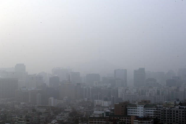 전국 곳곳 미세먼지 농도가 '나쁨' 수준을 보일 것으로 예보된 15일 오전 서울 하늘이 뿌옇다. 2021.3.15 [사진=연합뉴스]