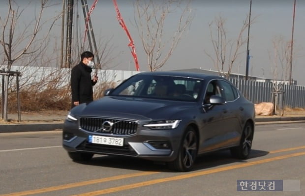 차로 중앙을 유지하며 달리던 볼보 S60가 무단횡단하는 보행자를 발견, 중앙선을 침범하며 회피하고 있다. 사진=오세성 한경닷컴 기자