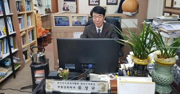 '한경AI중개사'를 이용하는 류 대표의 모습. 이 프로그램을 통해 모바일과 태블릿PC를 통해 다양한 데이터를 확인하고 시세를 추정한다. /한경DB