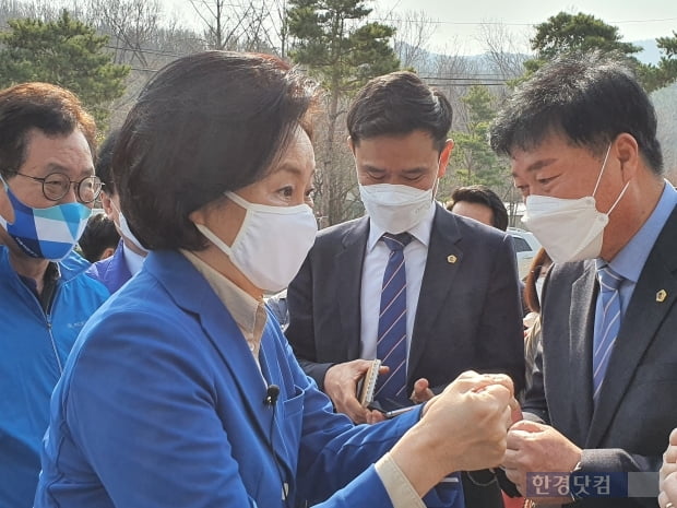 박영선 더불어민주당 서울시장 후보가 18일 서울 관악구 낙성대 공원 일대에서 한 시민과 인사하고 있다. 사진=김수현 한경닷컴 기자