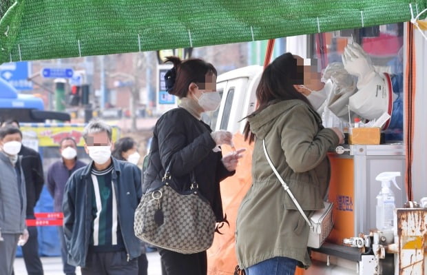 서울 구로역 3번 출구 앞 광장에 설치된 임시선별검사소에서 코로나19 검사가 이뤄지고 있다. 사진=김영우 기자youngwoo@hankyung.com