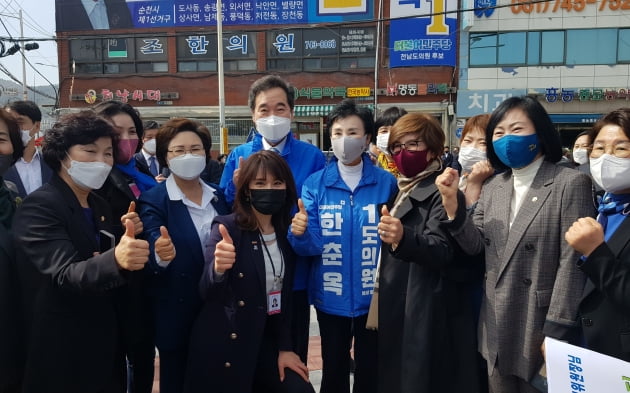 18일 이낙연 민주당 상임선거대책위원장이 전남 순천시 아랫장 사거리에 있는 한춘옥 예비후보 선거사무실을 방문한 후 여성 당원들과 함께 기념촬영을 하고 있다. 뉴스1