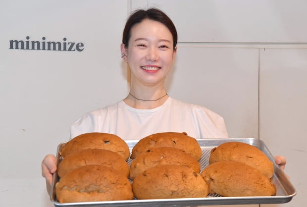 이아람 미니마이즈 대표는 갓 구운 모카빵을 꺼내들며 “맛있고 건강한 빵을 만들겠다”고 강조했다. 김영우 기자 youngwoo@hankyung.com