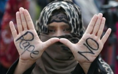 파키스탄 법원, 두 아이 엄마 집단 강간한 남성들 '사형' [글로벌+]