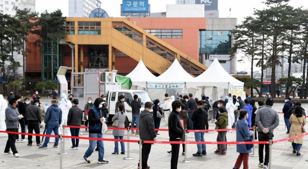 코로나19 주말에도 400명대 확진...꼬리 무는 3차 유행