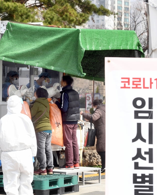 코로나19 주말에도 400명대 확진...꼬리 무는 3차 유행