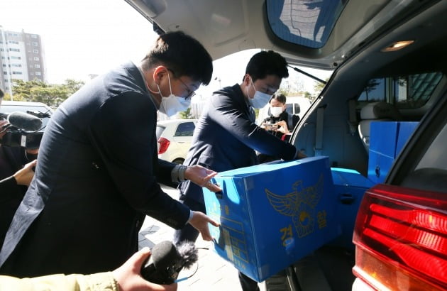 수도권 신도시 부동산 투기 의혹을 수사 중인 전북경찰청 반부패범죄수사대가 22일 한국토지주택공사(LH) 전북본부 사무실을 압수수색, 압수물이 담긴 박스를 차량에 싣고 있다. 2021.3.22 [사진=연합뉴스]