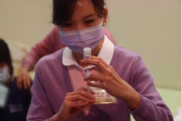 Taiwanese nurse prepares to receive AstraZeneca vaccine [사진=로이터 연합뉴스]