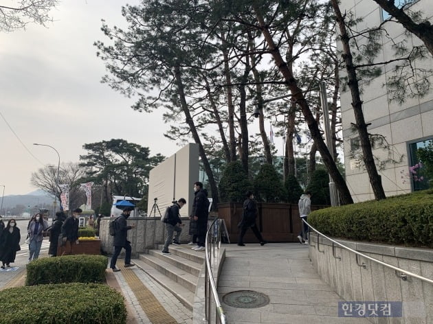 24일 오전 8시30분께 서울 양재동 현대차사옥 입구. 현대차그룹 직원들과 주주들이 건물 안으로 들어가고 있다./ 사진=신현아 한경닷컴 기자 