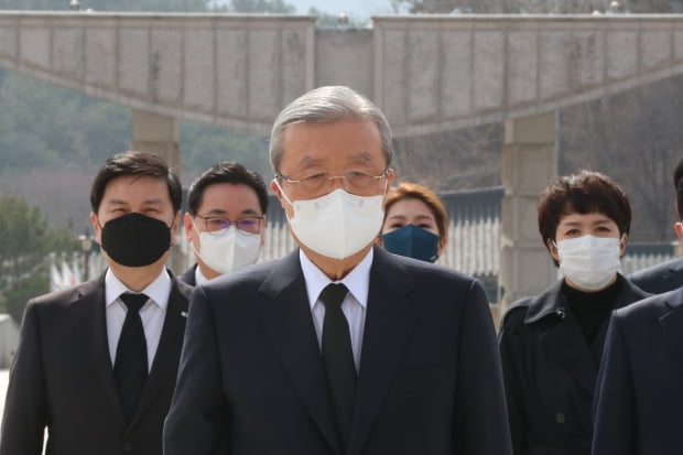 광주를 찾은 국민의힘 김종인 비상대책위원장이 24일 오전 5·18 민주 묘지를 참배하고 있다. 사진=연합뉴스