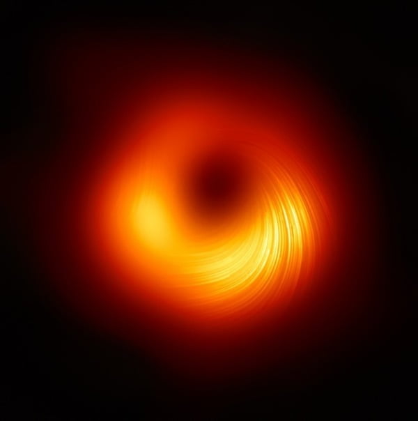 나선형 선이 블랙홀 주변 자기장 편광 방향을 보여준다.