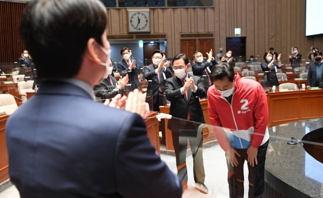  안철수 공동선대위원장 등에게 인사하는 오세훈 후보 [사진=연합뉴스]