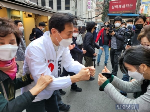 오세훈 국민의힘 서울시장 후보가 지난 25일 서울 중구 남대문시장을 찾아 지지를 호소하고 있다. /사진=조준혁 한경닷컴 기자