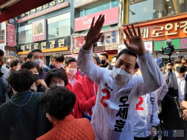 오세훈 국민의힘 서울시장 후보가 25일 서울 중구 남대문시장을 찾아 지지를 호소하고 있다. /사진=조준혁 한경닷컴 기자