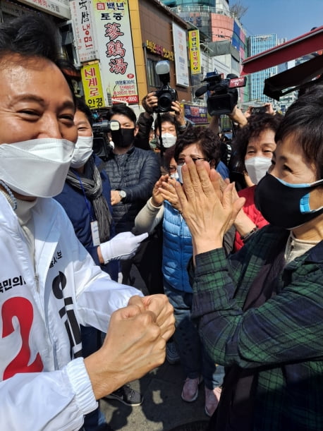 서울 서대문구 인왕시장 찾은 오세훈 국민의힘 서울시장 후보