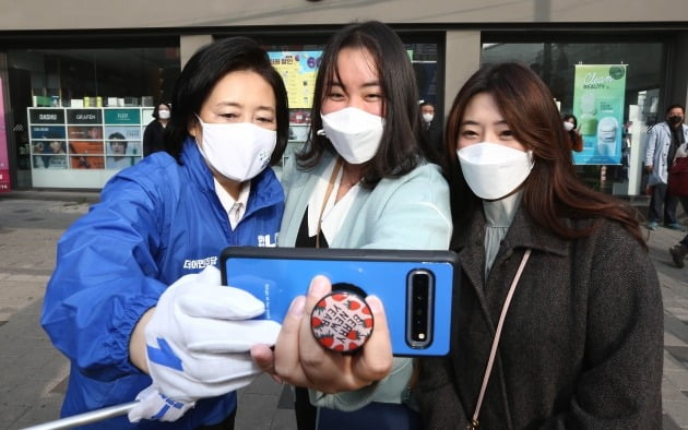 박영선 더불어민주당 서울시장 후보가 26일 오전 서울 서대문구 북가좌동 사거리에서 교통안전 봉사를 하던 도중 시민들과 기념 촬영을 하고 있다. 2021.3.26 [사진=연합뉴스]