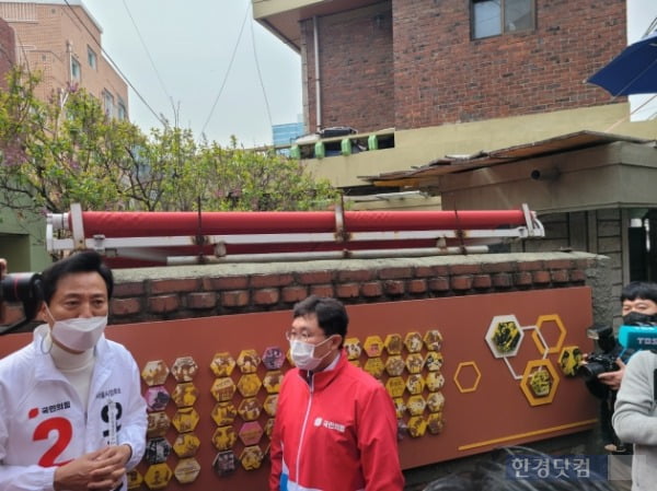 오세훈 국민의힘 서울시장 보궐선거 후보가 같은 당 구로을 당협위원장인 김용태 전 의원과 도시재생사업이 진행된 구로구 가리봉동 일부를 돌아보고 있다. /사진=조준혁 한경닷컴 기자