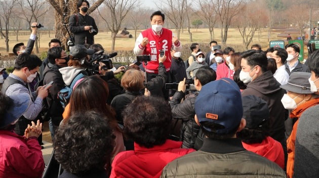 오세훈 국민의힘 서울시장 후보가 26일 오전 서울 양천구 서서울호수공원을 찾아 연설하며 지지를 호소하고 있다. 2021.3.26/뉴스1