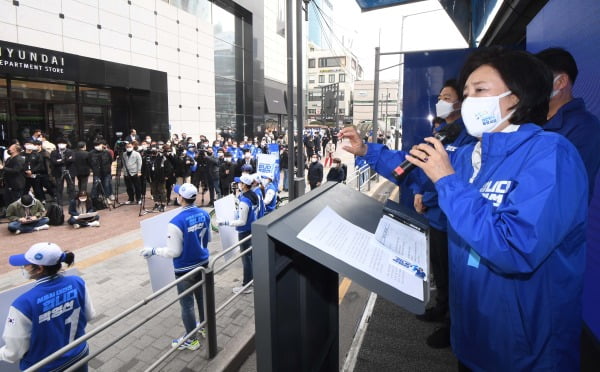 박영선 더불어민주당 서울시장 후보가 26일 서울 서대문구 신촌 현대백화점앞에서 집중유세를 갖고 지지를 호소하고 있다. 국회사진기자단