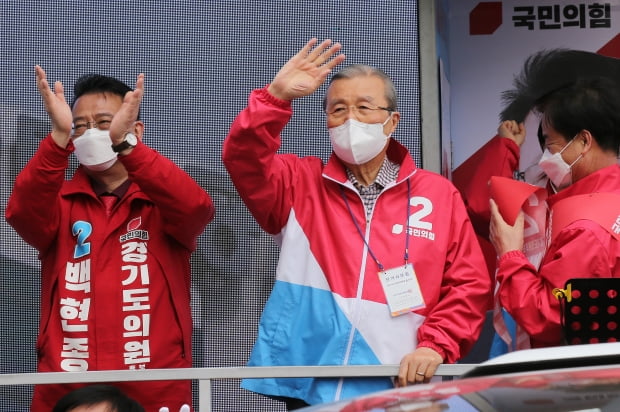 29일 오후 경기도 구리시 경춘로 리맥스쇼핑타운 앞 경기도의원 보궐선거 백현종 후보 지원 유세에서 국민의힘 김종인 비상대책위원장이 시민들에게 손을 흔들며 인사하고 있다. 사진=연합뉴스