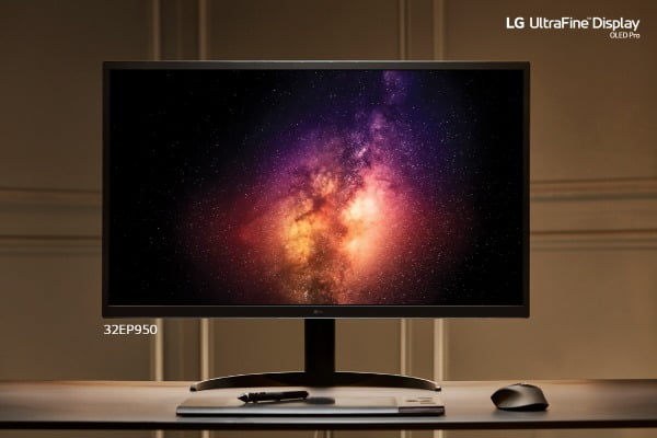 LG전자가 지난 1월 공개한 자사 첫 OLED 모니터 'LG 울트라 모니터 울트라 파인'. JOLED사가 잉크젯 프린팅 공정에서 생산한 OLED 패널이 탑재됐다/사진제공=LG전자