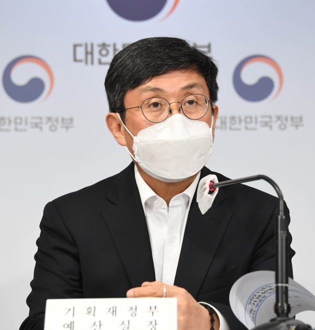  2021년 추가경정예산안 사전브리핑하는 안도걸 예산실장 [사진=기획재정부 제공]