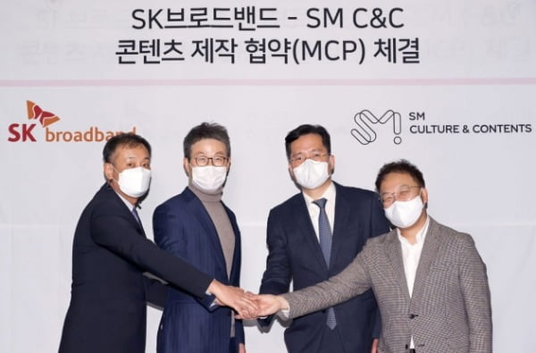 왼쪽부터 김동준 SM C&C 공동대표, 최진환 SK브로드밴드 대표, 남궁철 SM C&C 공동대표, 김혁 SK브로드밴드 미디어플랫폼본부장. SK브로드밴드 제공