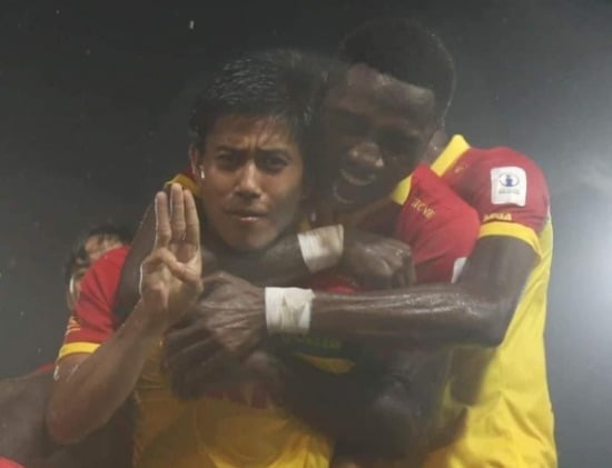 경기 도중 골 세리머니로 '세 손가락 경계'를 했다는 이유로 말레이시아 축구협회로부터 출전정치 처분을 받은 미얀마 축구선수 헤인 텟 아웅. /사진=트위터 @cao_zang