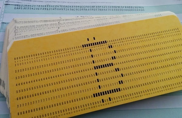 'IBM 1401'로 비트코인을 채굴하는 데 쓰인 구멍 뚫린 카드들.