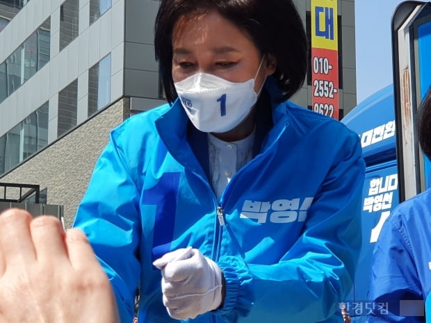 박영선 더불어민주당 서울시장 후보가 31일 서울 동작구 이수역 인근에서 열린 집중유세에서 지지자들과 인사하고 있다. 사진=김수현 한경닷컴 기자