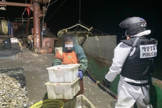 지난 18일 인천 연평어장에서 불법조업하는 중국어선에 승선해 불법어획물 등을 확인하는 해경 대원. 중부해경청 제공