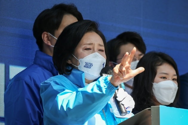 박영선 더불어민주당 서울시장 후보가 31일 서울 사당동 인근에서 집중유세를 펼치며 지지를 호소하고 있다. 연합뉴스