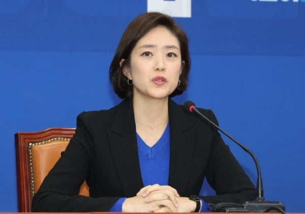 고민정, 박영선 캠프 대변인직 사퇴…"피해자에 머리 숙여 사과"