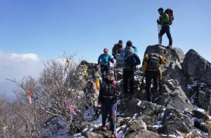 3월 '민주지산'엔 두 계절이...