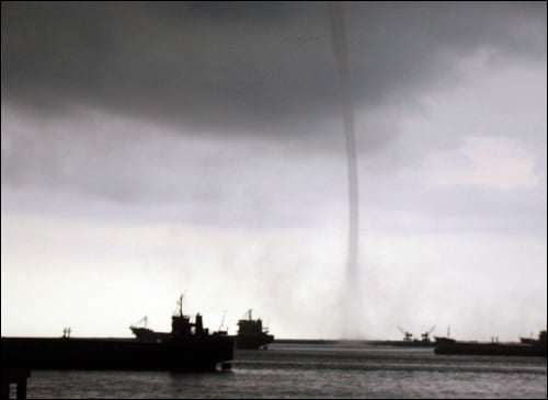 A tornado takes shape over waters near Huanghua Port in eastern China's Zhejiang province August 28, 2005. Picture taken on August 28, 2005. CHINA OUT REUTERS/China Newsphoto

28일 중국 저장성 황화항 근처 수상 상공에서 돌풍이 형성되고있다(로이터=연합뉴스)<저작권자 ⓒ 2005 연 합 뉴 스. 무단전재-재배포 금지.>
