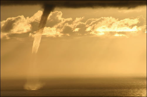 A water spout appears just off the coast of Palos Verdes, Calif. during a break in a winter storm Monday, Jan. 3, 2005. Rain-soaked California got even wetter as another storm dumped heavy snow in the mountains, eroded beaches and shut down a 40-mile stretch of the state's major north-south highway. (AP Photo/Afshin Rahmanou)

3일 미국 캘리포니아주 팔로스 베르데스 근해상에서 겨울 폭풍이 중단됐을 때 물기둥이 하늘로 치솟는 용오름 현상이 빚어지고 있다(AP=연합뉴스).<저작권자 ⓒ 2004 연 합 뉴 스. 무단전재-재배포 금지.>