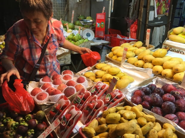 '별들이 소곤대는 홍콩의 밤거리' 대신...