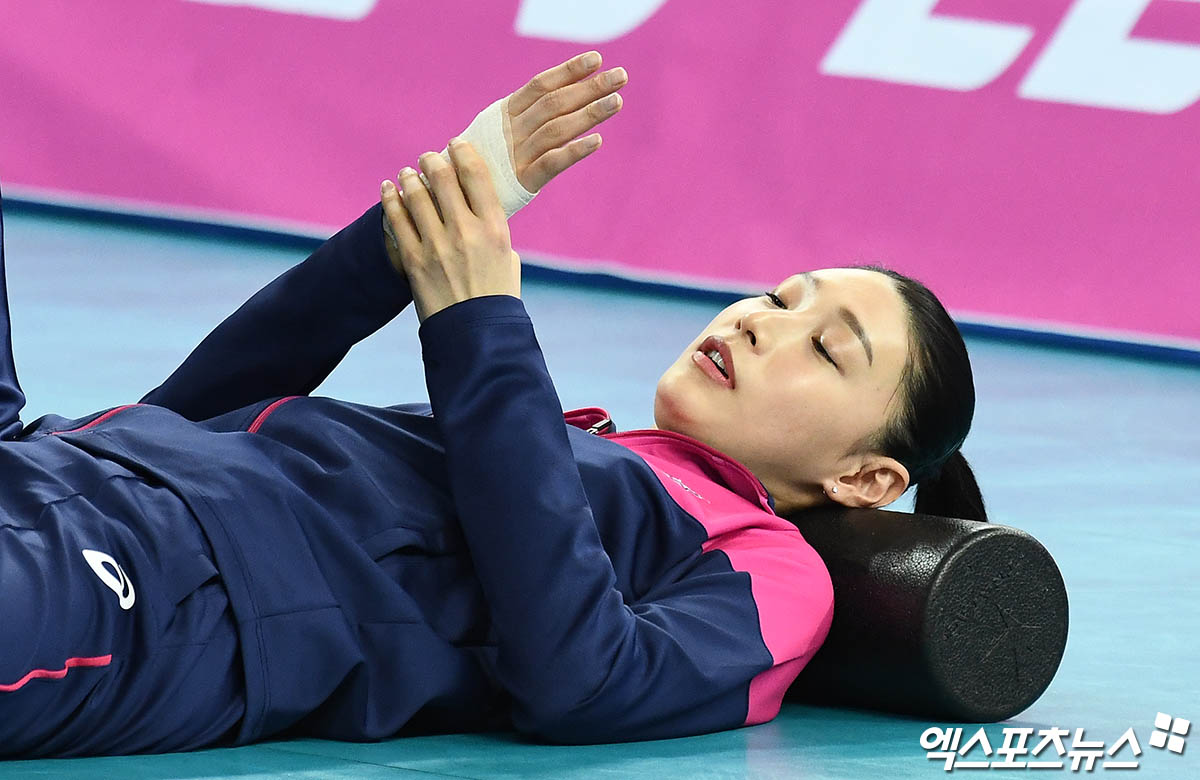 &#39;부상 투혼&#39; 김연경, 경기 전 웜업 직캠[엑&#39;s 스케치]