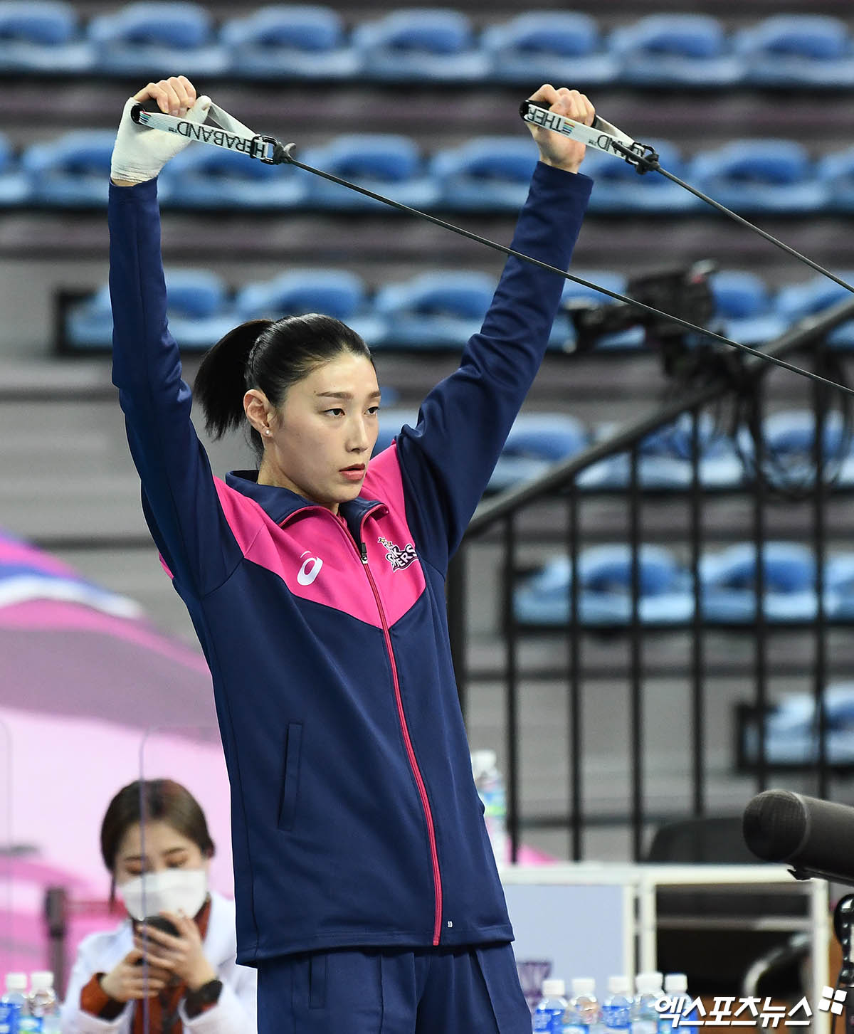 &#39;부상 투혼&#39; 김연경, 경기 전 웜업 직캠[엑&#39;s 스케치]