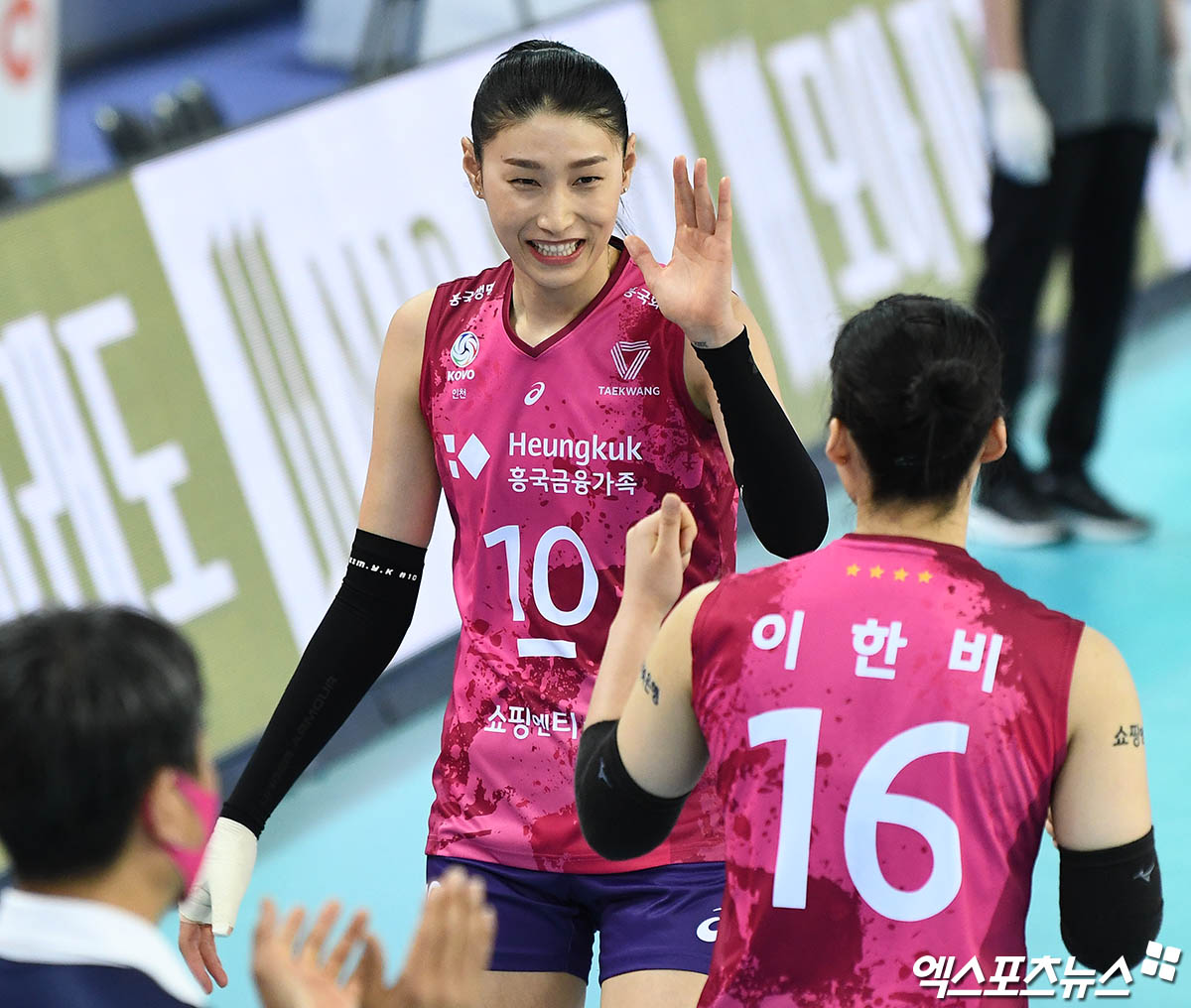 &#39;부상 투혼&#39; 김연경, 경기 전 웜업 직캠[엑&#39;s 스케치]