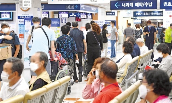 한 종합병원에서 진료 순서를 기다리는 환자들의 모습/사진=한경DB 