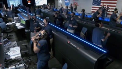 미국 퍼서비어런스 로버, 화성서 첫 시험 주행 성공 "믿을 수 없다"