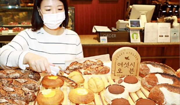 [포토] 롯데백화점, 곰표 밀가루 빵 판매
