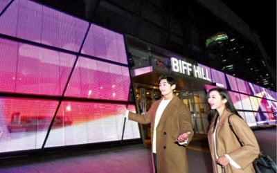 [포토] LG 투명 LED 필름, 밤엔 스크린 변신 