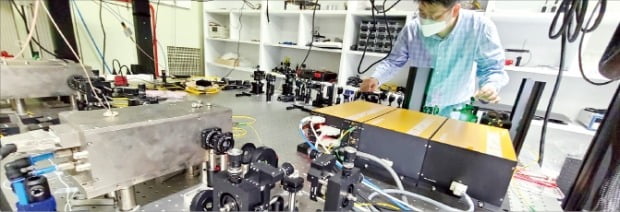 한국표준과학연구원 연구진이 양자 직접통신 기술을 개발하고 있다.  /표준연 양자기술연구소 제공 