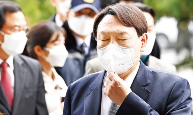 < 이젠 어디로… > 윤석열 검찰총장이 4일 오후 서울 대검찰청 현관 앞에서 사의를 밝힌 뒤 고민에 잠긴 듯 두 눈을 감고 있다. /강은구 기자 egkang@hankyung.com