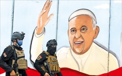 [포토] “환영합니다”…사상 첫 이라크 찾은 교황 