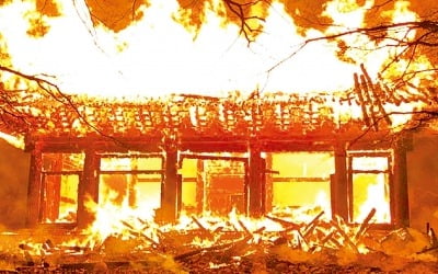 [포토] 불타는 정읍 내장사 대웅전…“승려가 방화” 