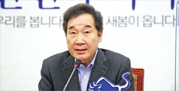 < “미래 비전 준비하겠다” > 이낙연 더불어민주당 대표가 9일 국회에서 열린 당대표 퇴임 기자간담회에서 소감을 말하고 있다.  국회사진기자단 