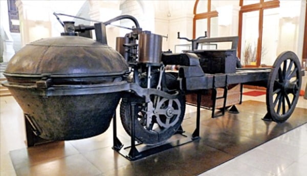 프랑스 퀴뇨가 발명한 최초의 증기자동차.
 